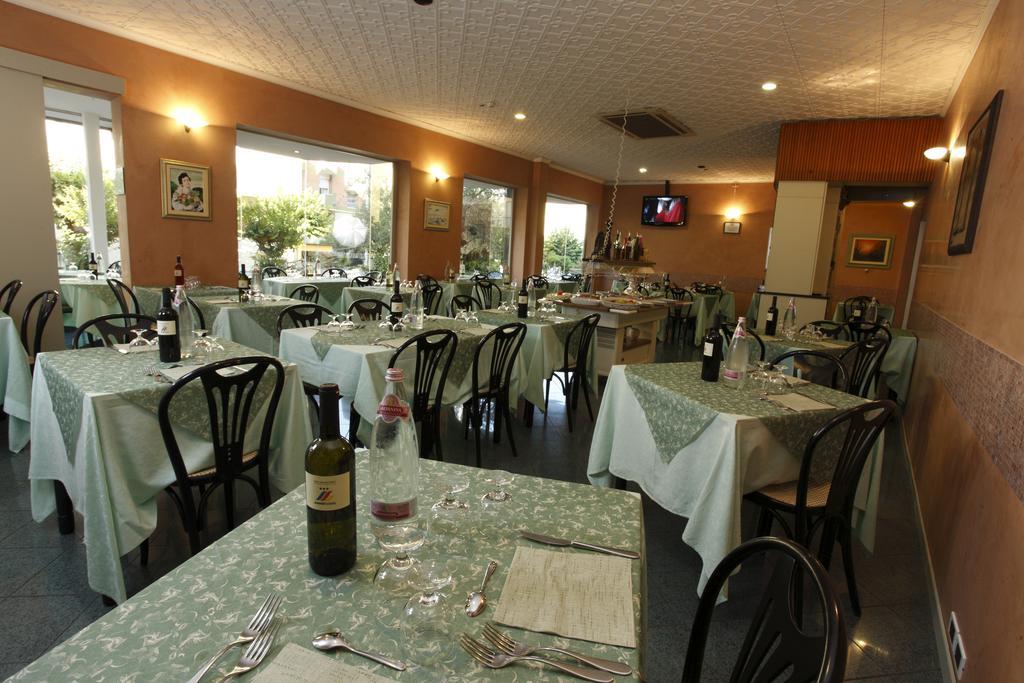 Hotel Conti 里米尼 外观 照片
